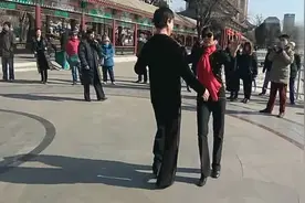 一男一女广场舞，引多人围观！