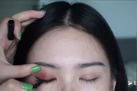 用zovea眼影盘画一个哑光的眼妆分享给大家