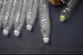 小伙把6个塑料瓶“捆”一起，放在厨房里使用，真是太牛了！