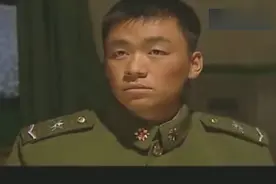 《士兵突击》这细节你可能没注意：皮带扣开啤酒，老实说你干过吗