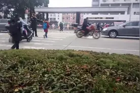 车主们在学校门口能开慢点么？为保安大叔的指挥点赞