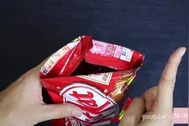 零食开袋总容易掉，学会这招零食袋封口，零食怎么甩都不掉出来！