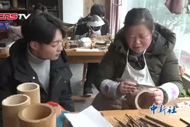 探访四川竹簧非遗传承人何一华：培养“刀外之功”传承竹簧艺术视频封面