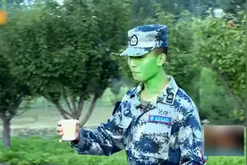 杨幂张蓝心套路班长小威威，哈哈喝完“老北京豆汁”瞬间不好了！视频封面