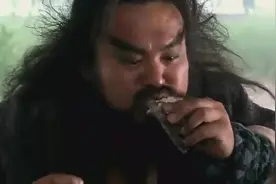 宋江请李逵吃饭被吃了一大盘羊和鱼，看的宋江攥紧了钱袋视频封面