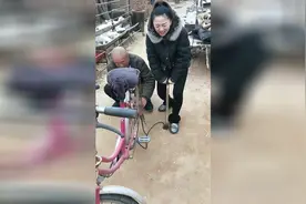 爆笑，女子给自行车打气，太猛了，笑的肚子疼视频封面