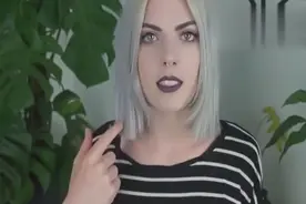 外国美女咔擦一下把长发剪短，没想到颜值有增无减！视频封面