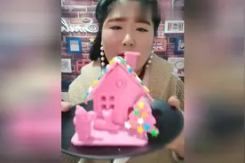 美女大姐自制巧克力房子，草莓味很不错视频封面