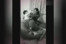 后妈心狠手辣，虐待男孩，亲爸回家过年终于发现了！