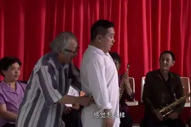 一群老人在公园里唱歌排列，小伙子唱了一句，老人高兴的不得了