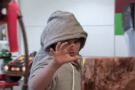 老外恶搞：少年拥有特异功能吓坏路人视频封面