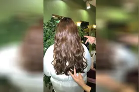 开学这样烫头发，追你的男孩子得排到校门口视频封面