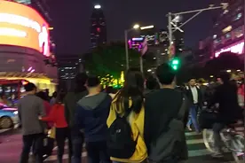 现场直播广东第一区天河体育西十字路口人流爆增视频封面