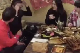 汪峰张韶涵华晨宇相约在长沙撸串，现场非常开心，大量粉丝围观！视频封面