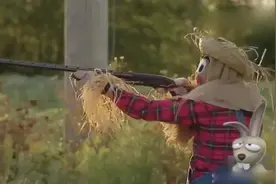 爆笑街拍，稻草人大乌鸦吓坏路人视频封面