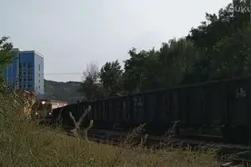 实拍：太原市白家庄街道桃杏火车站，东风4D火车头牵引重车下山视频封面