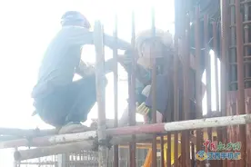 粗钢筋刺穿脖子！南昌一男子悬在钢筋架上难动弹图片