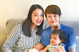 梁咏琪带女儿探望张梓琳母女 两个宝宝清秀可爱图片