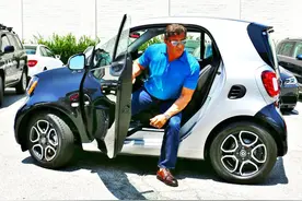 硬汉史泰龙驾Q版豪车萌萌哒 见狗仔一路慢镜头上演大哥出场图片