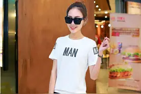 穿上运动套装，美女大变身图片