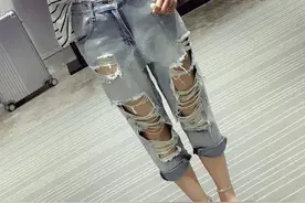 掀起乞丐风的破洞裤 你还在犹豫什么图片