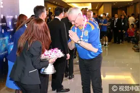 萨瓦迪卡~！莱斯特城飞抵曼谷被围拥俨然主队图片