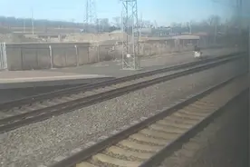 辽宁省黑山县小东火车站：沈阳北开往西宁的K1520次火车通过