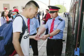 喀什-和田“民族团结大篷车”开通图片