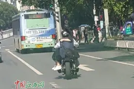 新余一对男女骑摩托秀恩爱 女子侧坐男子怀里图片