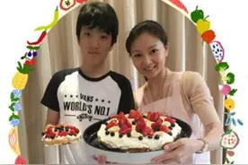 张艺谋儿子15岁生日与母亲合照曝光 网友：转眼你长这大了！图片