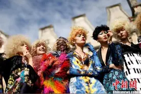 澳大利亚时装周 模特行走教堂外演绎浪漫风情图片