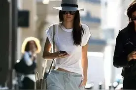 给我一件白Tee，搭出一个时装周图片