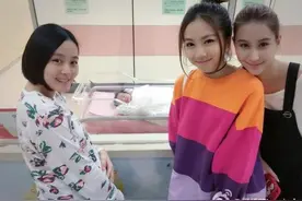 邓紫棋何超莲合影 李蕴产女宝宝正面照曝光图片