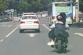 新余一对男女骑摩托秀恩爱 盘点“骑士”们那些奇葩事图片