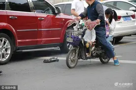 济南马路赛车：玩具车PK汽车图片