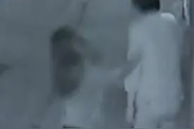 女子街头怒揍男友 欲强吻弥合反被猛踢图片
