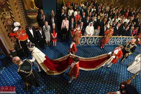 英国女王出席议会开幕式 戴皇冠发表演讲图片