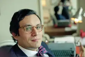 英国作家西蒙范布伊与小人物的“爱”图片