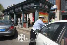 哈市交警严控八大停车示范区 群力天鹅湾区域可限时停车图片