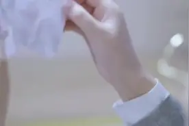 老师监考发现同学传纸条，看完内容后直接走人！视频封面