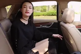 凯迪拉克XT5的后排腿部空间很大，座位还可以往前挪动！视频封面