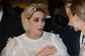 好惊恐！“暮光女”斯图尔特鬼魅妆亮相《私人采购员》首映图片