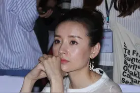 这大白眼！周冬雨嘟嘴卖萌、董洁显落寞 白百何与人热聊、秦岚圆润丰腴图片