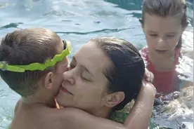 带孩子去游泳 孩子泳衣该如何选择图片