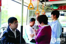 部分青岛公交"吊环"降低6厘米图片
