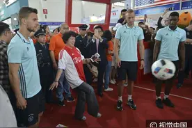 2016阿贾克斯中国行 球员现场大秀脚法图片