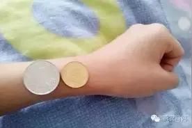 “炫瘦”新方式：一元硬币手走红图片