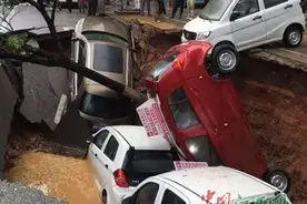 恐怖！瑞金突发地陷 几辆车瞬间被吞！图片