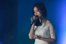 深圳拉拉队陈思乐：玩双截棍的纯情妹纸图片