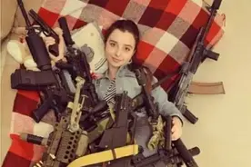 俄罗斯军迷美少女“拥枪入眠”成网红（组图)图片